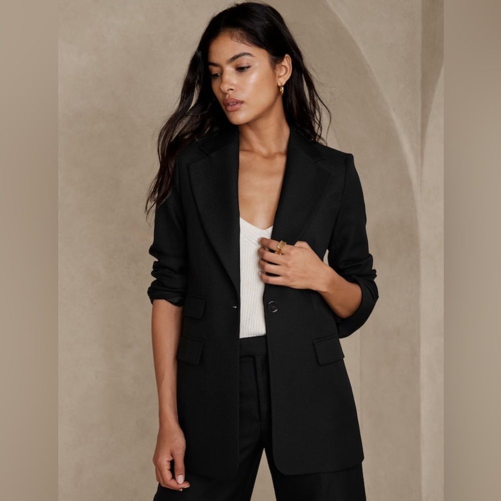 NWT  Banana Lido Sculpted Italian Wool Blazer Size 4 Petite.